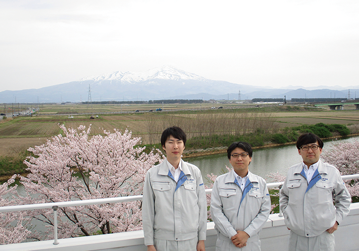 本社社屋３Ｆからの鳥海山、田園、満開の桜が絶景