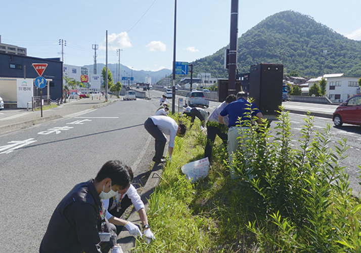 地域貢献活動の一環として社員による国道の草刈り