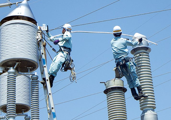 変電工事作業中