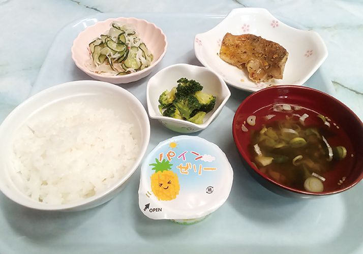 地元の食材を使用した、懐かしい料理。この日はさわらの西京漬け焼き