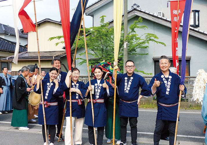 地域行事の本楯祭に国際色豊かな若手が積極的に参加