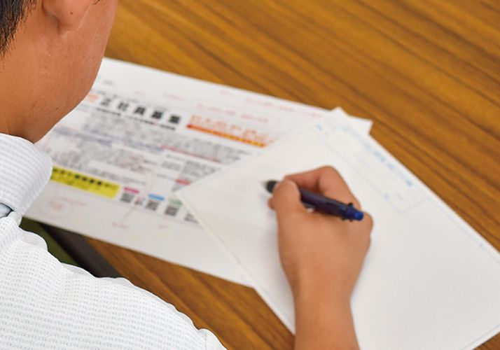 広告内容・レイアウトを手書きで作成。これをもとに広告が出来上がる