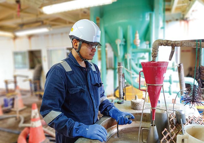 掘削現場での調泥の様子