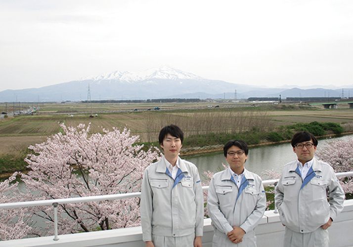 本社社屋3Fからの鳥海山、田園、満開の桜が絶景