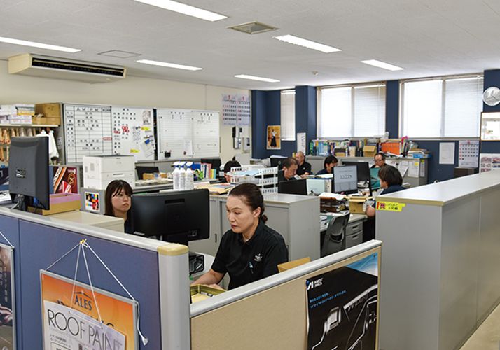 明るく開放的な事務所