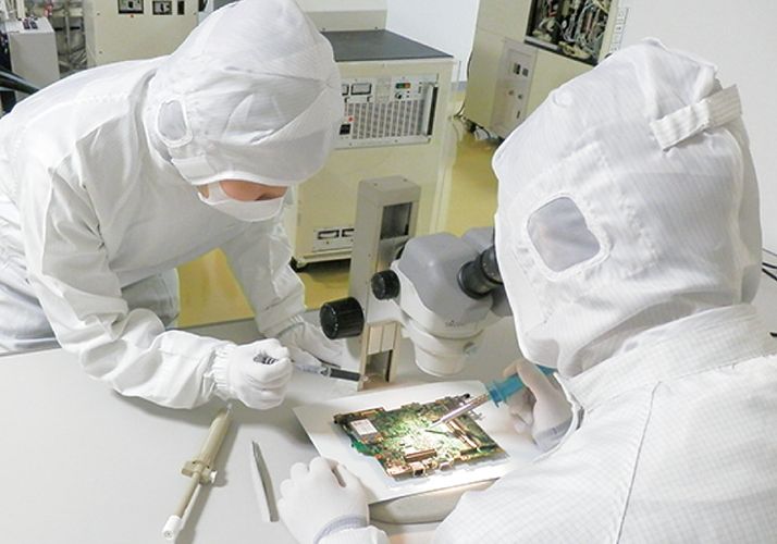 ハンダ付け作業の研修中