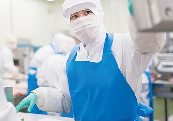 徹底した衛生管理のもと、精肉商品を製造（製造）