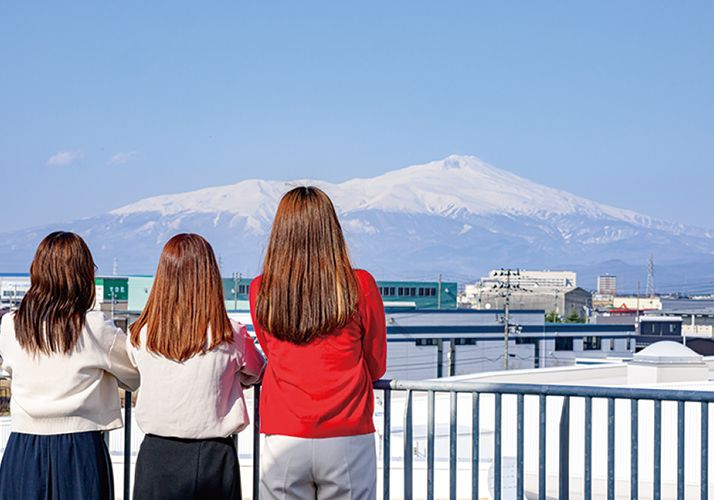 屋上で鳥海山を望みながらひと休憩