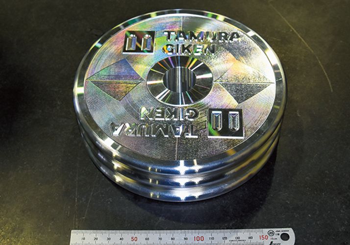 新ロゴを彫り込んだ加工品