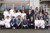 本社社屋前で仲間たちと
