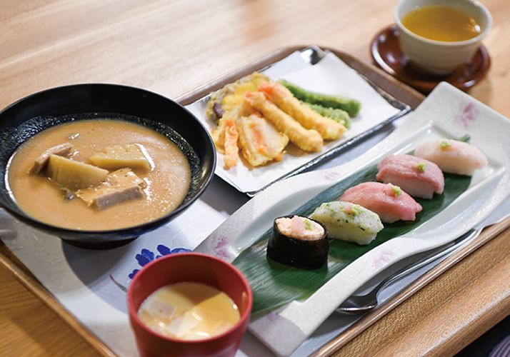 うしお荘の延味料理長と管理栄養士チームがタッグを組んで、利用者が食べたいと言った芋煮を嚥下食で提供