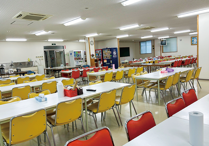 広く開放的な食堂