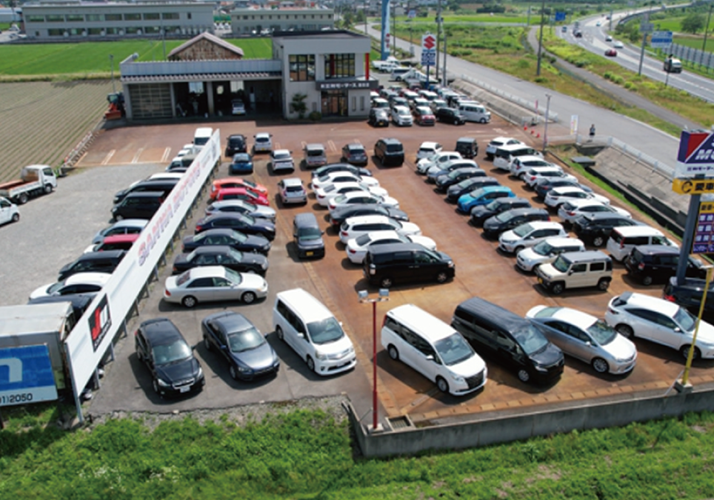 特選車100台以上をそろえる酒田店展示場。大型トラックも展示