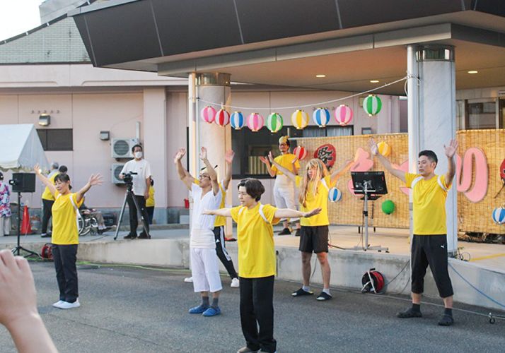 桃寿荘夏祭りでの職員余興