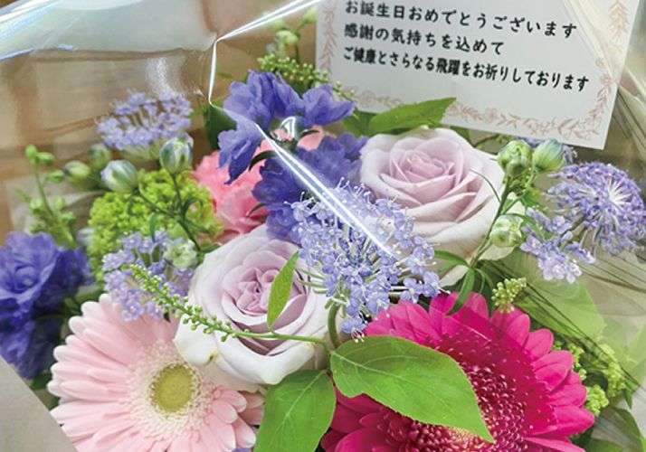 社員のお誕生日にはお花をプレゼント