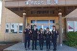 本社社屋前