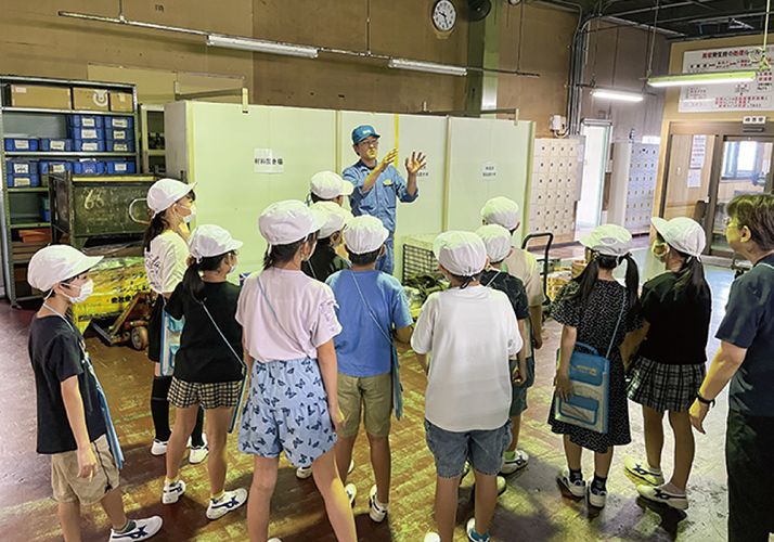 小学生を招いての工場見学会